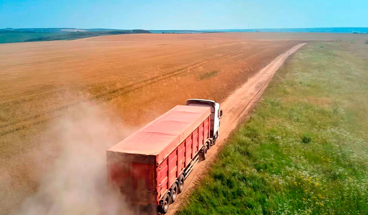 Grandes volumes de grãos percorrem longas distâncias em caminhões até os portos Grandes volumes de grãos percorrem longas distâncias em caminhões até os portos