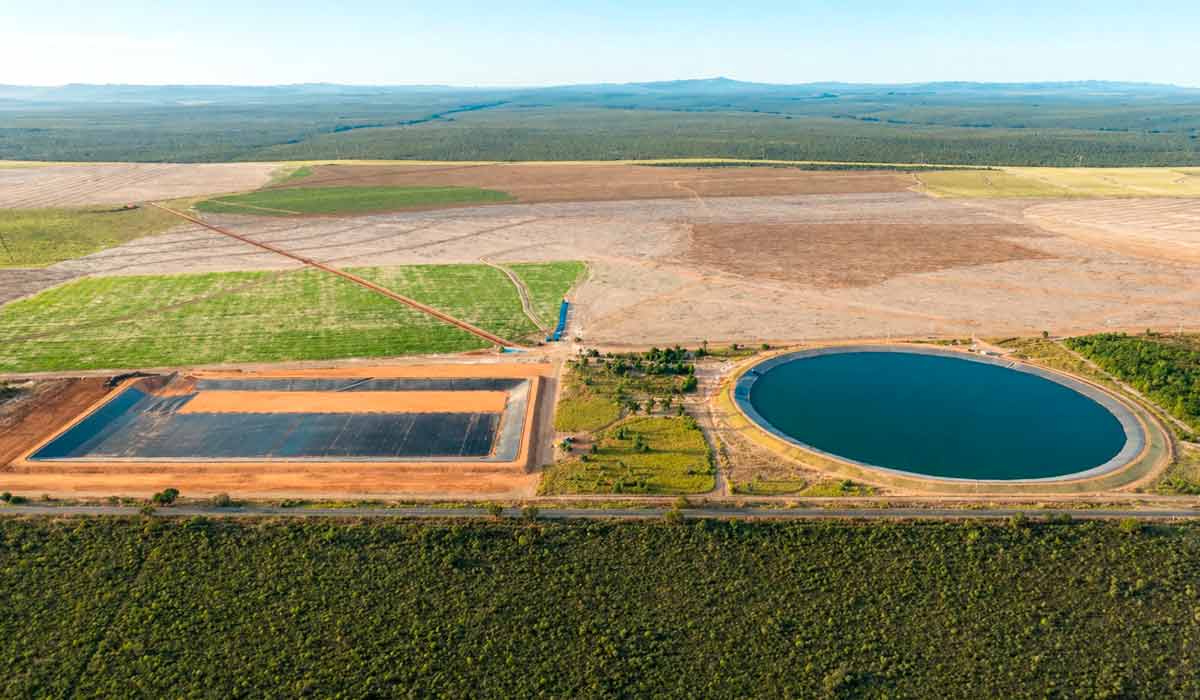 Área de monocultura em Correntina (BA) contrasta com trecho preservado do cerrado e evidencia pressão sobre terra e recursos hídricos - Foto: Felipe Abreu/ISPN Área de monocultura em Correntina (BA) contrasta com trecho preservado do cerrado e evidencia pressão sobre terra e recursos hídricos - Foto: Felipe Abreu/ISPN