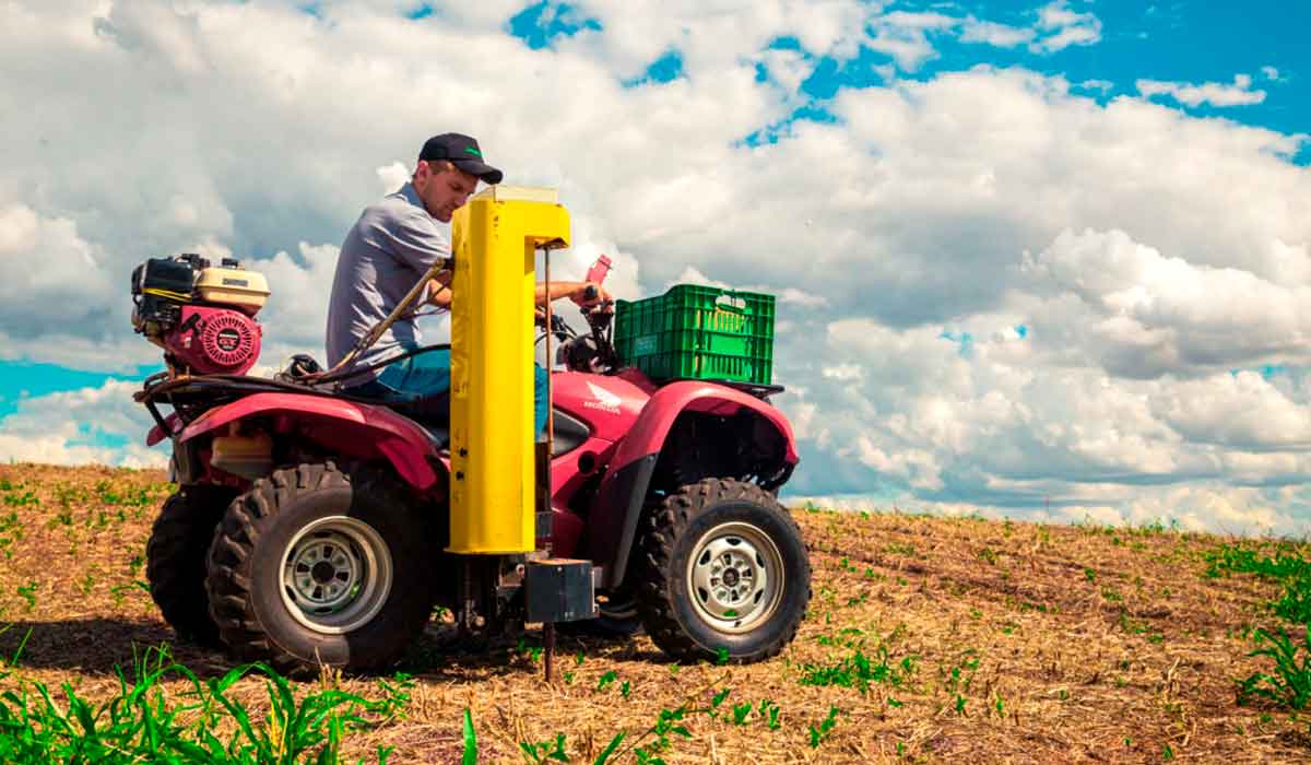 Análise de solo orienta decisões estratégicas de adubação. Coleta de amostras do solo com quadriciclos Análise de solo orienta decisões estratégicas de adubação. Coleta de amostras do solo com quadriciclos