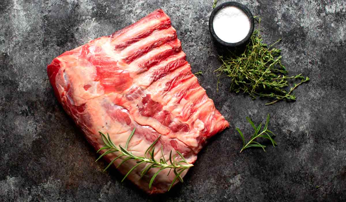 Costeletas de javali semelhantes a um carré de cordeiro Costeletas de javali semelhantes a um carré de cordeiro