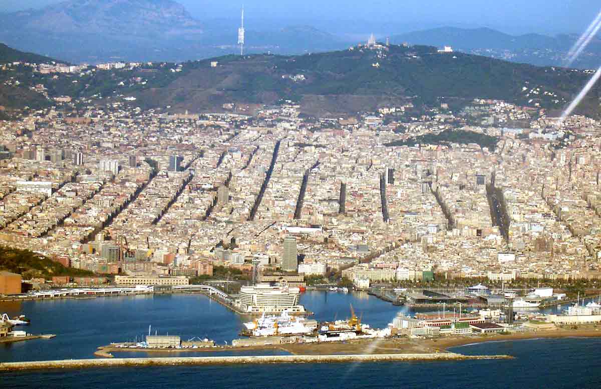 A Serra de Collserola constitui um dos parques metropolitanos de maior dimensão no mundo. O seu ponto mais alto é o Tibidabo, que atinge 512 m de altitude A Serra de Collserola constitui um dos parques metropolitanos de maior dimensão no mundo. O seu ponto mais alto é o Tibidabo, que atinge 512 m de altitude