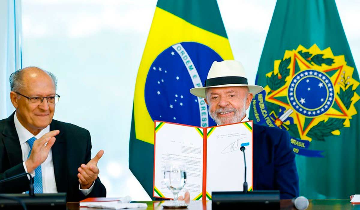 Acordo foi feito "a ferro, suor e sangue", disse Lula ao assinar o decreto do acordo entre União Europeia e Mercosul, abrindo nova era para exportações brasileiras - Foto: Ricardo Stuckert Acordo foi feito "a ferro, suor e sangue", disse Lula ao assinar o decreto do acordo entre União Europeia e Mercosul, abrindo nova era para exportações brasileiras - Foto: Ricardo Stuckert