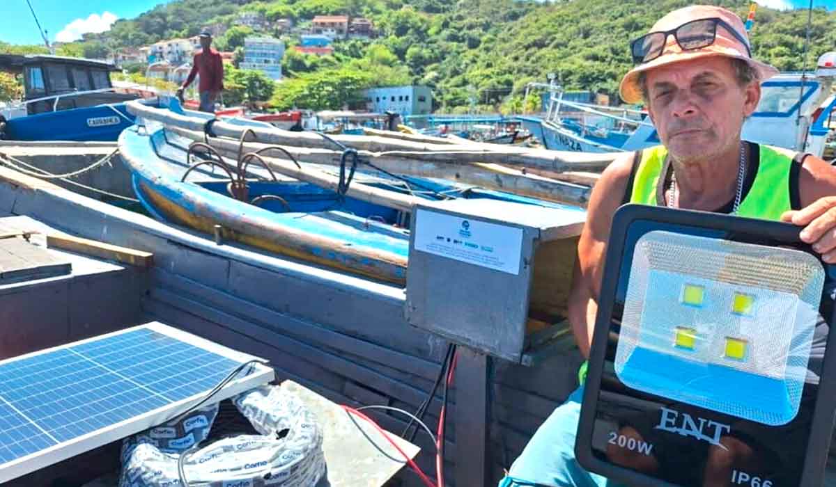 Pescador mostra o refletor que utiliza em seu barco de pesca, em Arraial do Cabo, RJ - Foto: Projeto SustentaMar