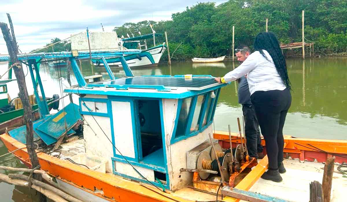 Instalação de painel solar em um barco pesqueiro, no litoral do Rio de Janeiro - Foto: Projeto Pescando Sol Instalação de painel solar em um barco pesqueiro, no litoral do Rio de Janeiro - Foto: Projeto Pescando Sol
