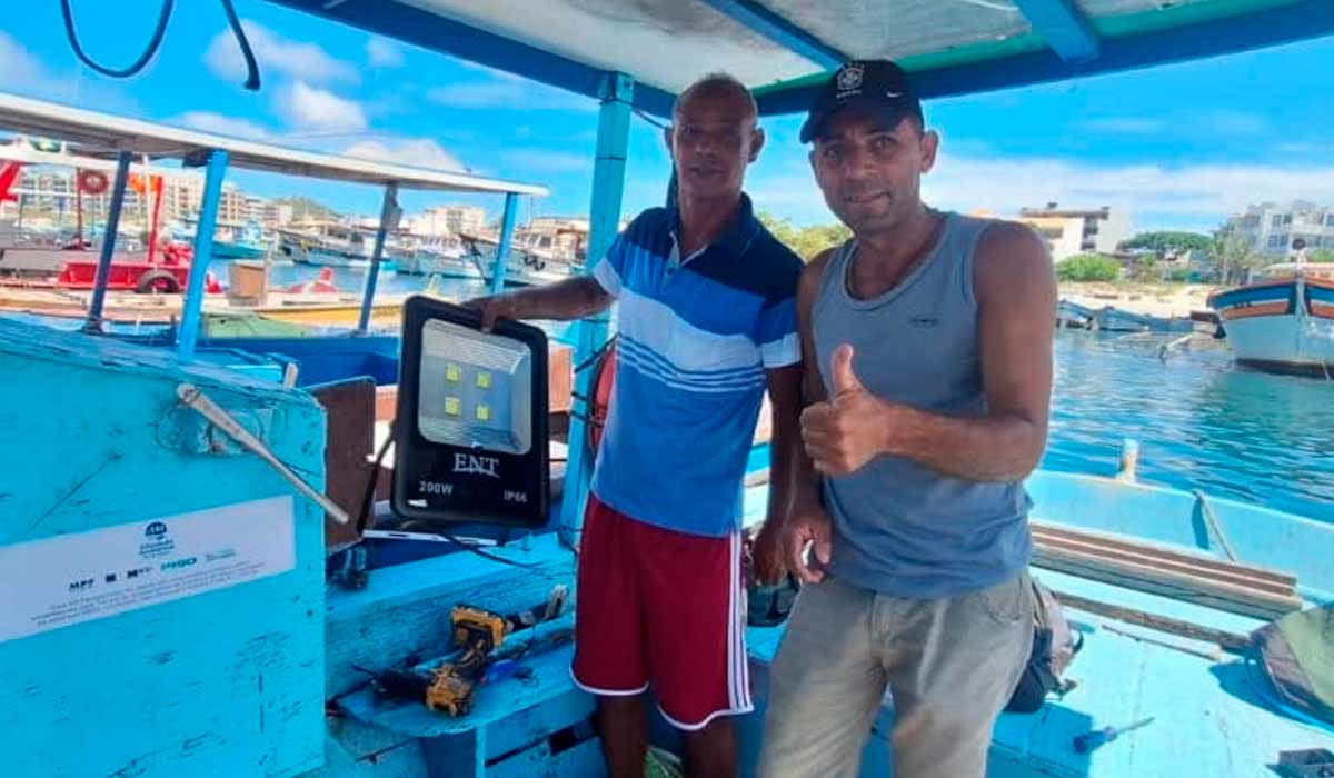 Pescadores em uma embarcação com tecnologia abastecida por painéis solares, no litoral do Rio de Janeiro - Foto: Projeto SustentaMar Pescadores em uma embarcação com tecnologia abastecida por painéis solares, no litoral do Rio de Janeiro - Foto: Projeto SustentaMar