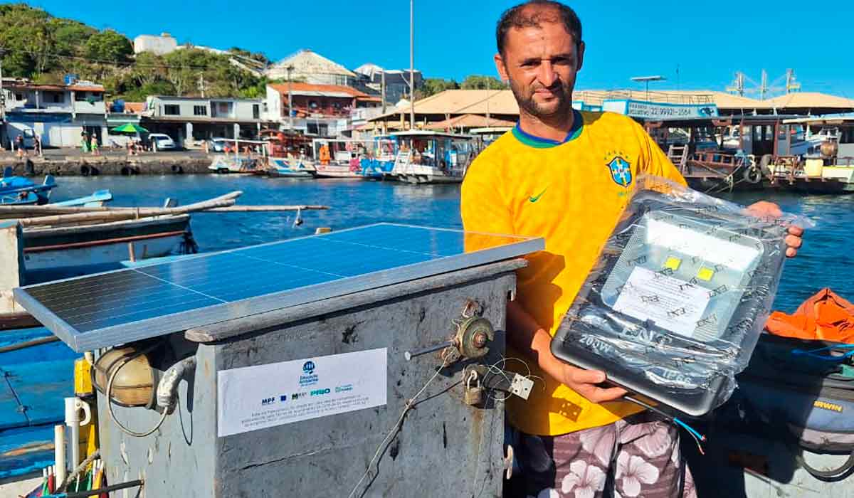 Pescador com o kit fornecido pelo projeto SustentaMar que inclui placa, bateria e refletor - Foto: Projeto SustentaMar Pescador com o kit fornecido pelo projeto SustentaMar que inclui placa, bateria e refletor - Foto: Projeto SustentaMar