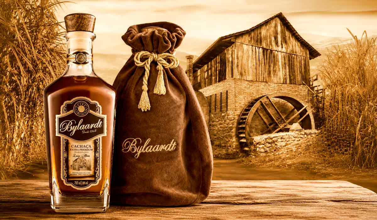 Luiz Alves reforça tradição na produção de cachaças premium com a conquista do Alambique Bylaardt e sua cachaça premium Luiz Alves reforça tradição na produção de cachaças premium com a conquista do Alambique Bylaardt e sua cachaça premium