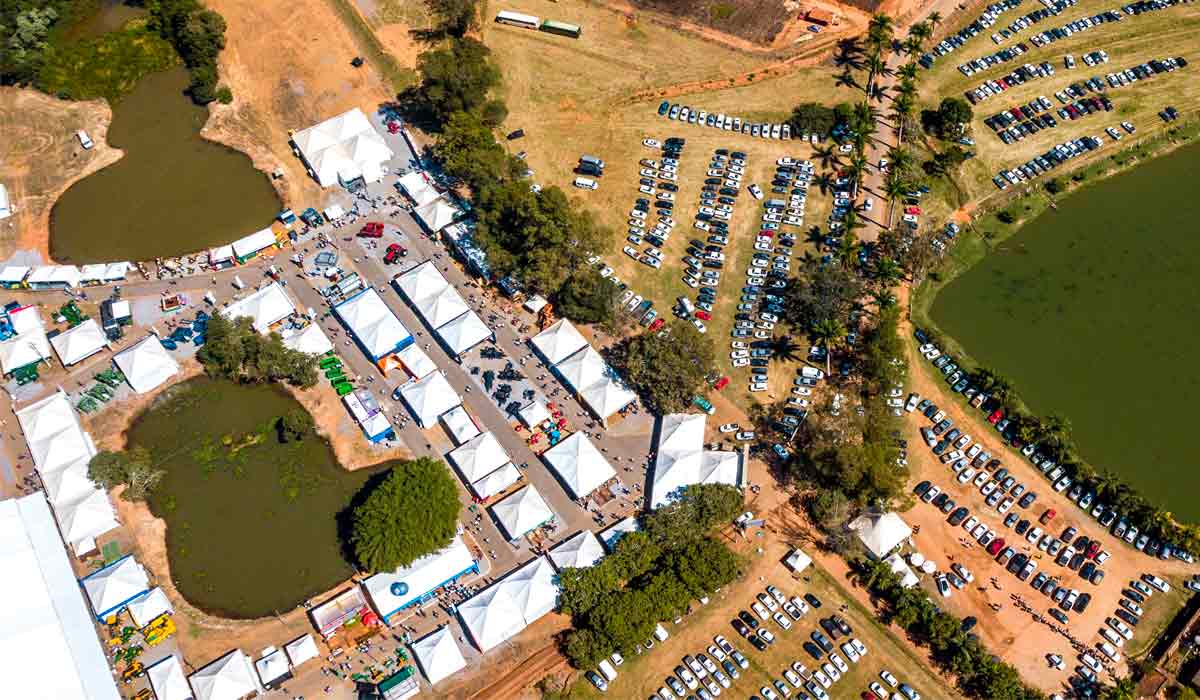 Três Pontas recebe milhares de visitantes ligados à cadeia produtiva do café. Estrutura da feira amplia conforto e experiência dos visitantes Três Pontas recebe milhares de visitantes ligados à cadeia produtiva do café. Estrutura da feira amplia conforto e experiência dos visitantes