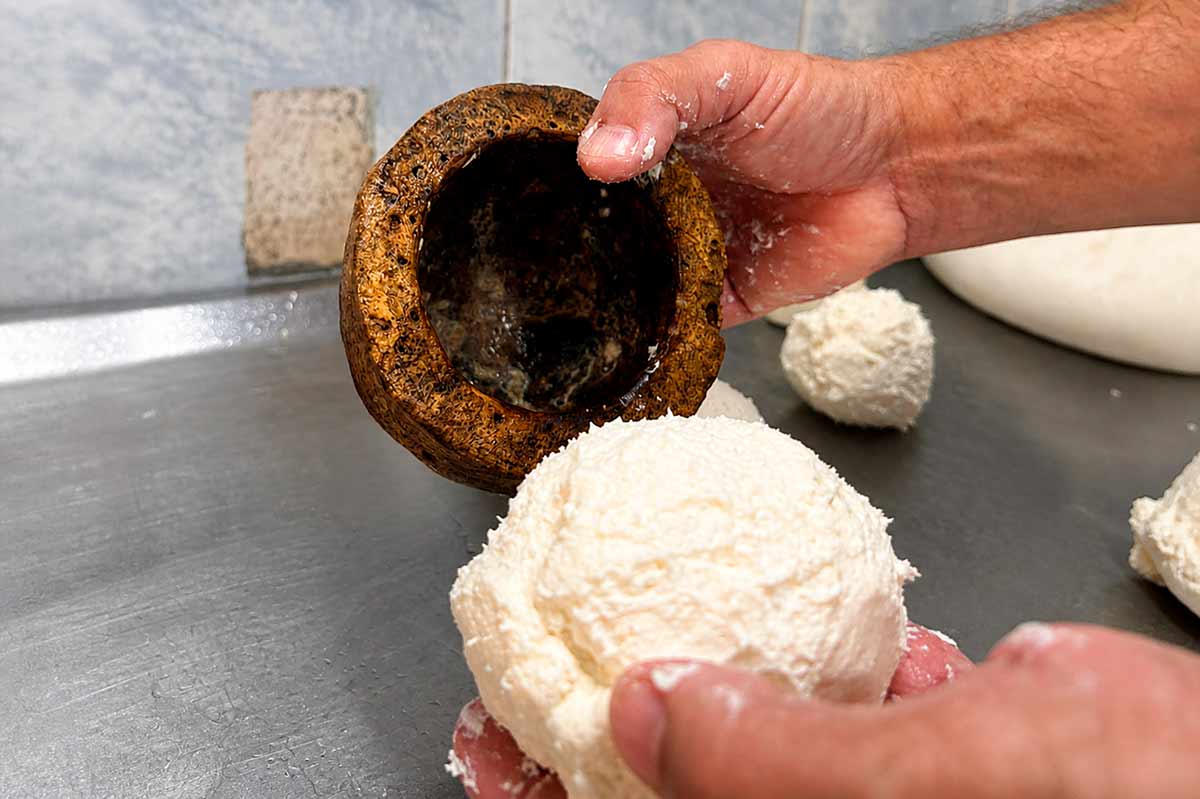 A essência do 'chèvre': ingredientes e processo artesanal. Produto possui Selo Arte e pode ser comercializado nacionalmente A essência do 'chèvre': ingredientes e processo artesanal. Produto possui Selo Arte e pode ser comercializado nacionalmente