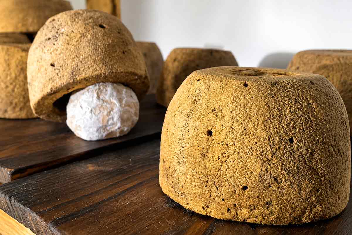 Processo de maturação em cuia de sapucaia dura 21 dias em ambiente natural controlado, garantindo identidade única Processo de maturação em cuia de sapucaia dura 21 dias em ambiente natural controlado, garantindo identidade única