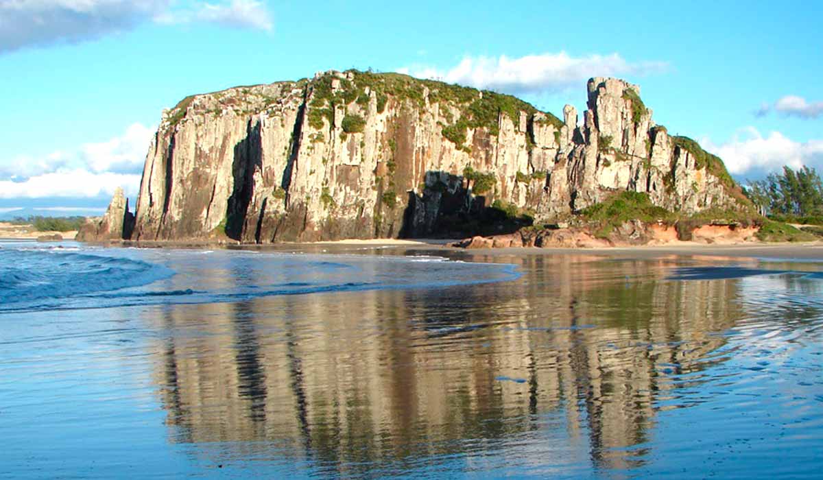 As falésias de Torres também fazem parte do Geoparque Global Caminhos dos Cânions do Sul. Comunidades locais participam da gestão territorial As falésias de Torres também fazem parte do Geoparque Global Caminhos dos Cânions do Sul. Comunidades locais participam da gestão territorial