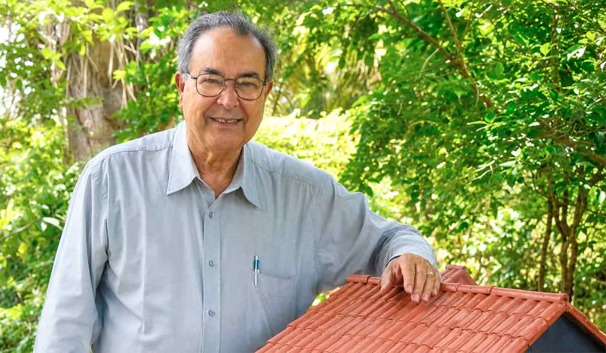Warwick Estevan Kerr faleceu aos 96 anos, em 15 de setembro de 2018, deixando um legado que impulsionou a evolução do manejo apícola nacional Warwick Estevan Kerr faleceu aos 96 anos, em 15 de setembro de 2018, deixando um legado que impulsionou a evolução do manejo apícola nacional