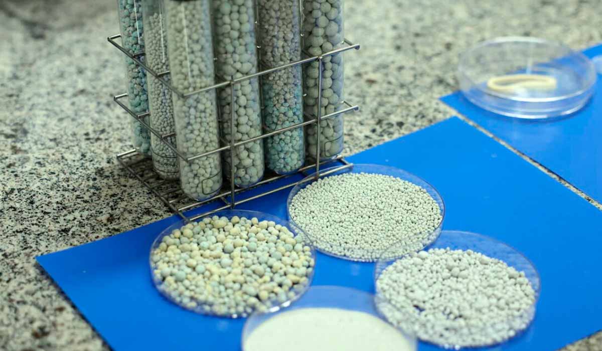 Tecnologia da Embrapa reduz perdas durante a aplicação, combinando correção do solo e fertilização Tecnologia da Embrapa reduz perdas durante a aplicação, combinando correção do solo e fertilização