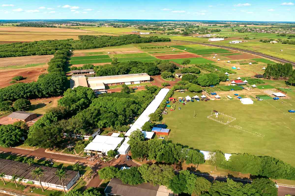 Vista aérea da Tecnofam. Inovação e transferência de tecnologia marcam a feira que aproxima produtores, pesquisadores e empresas do setor Vista aérea da Tecnofam. Inovação e transferência de tecnologia marcam a feira que aproxima produtores, pesquisadores e empresas do setor
