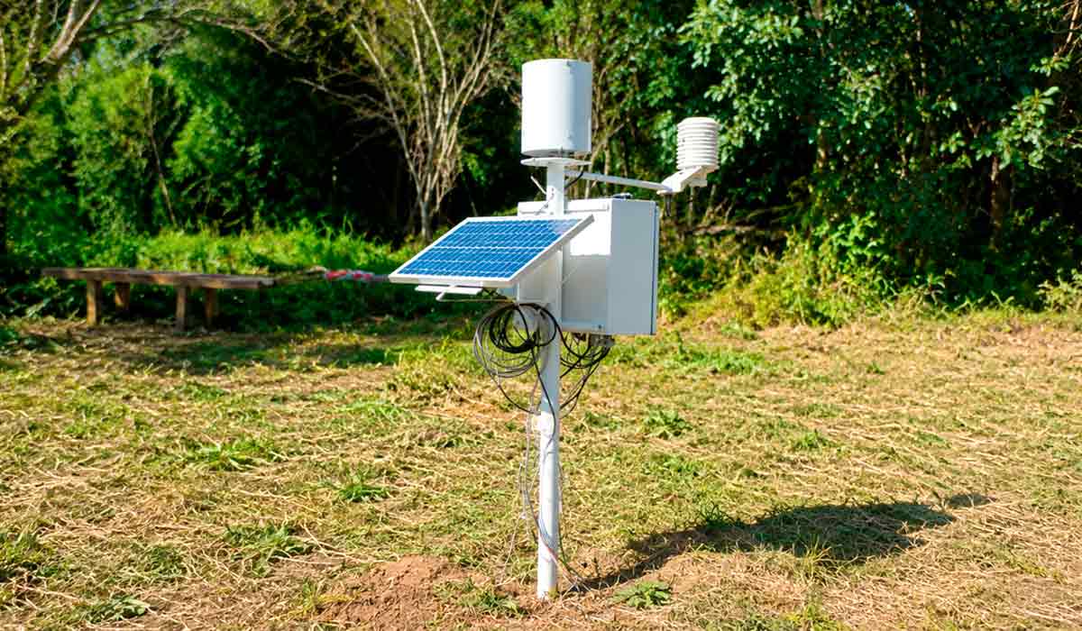 Epagri integra clima e apicultura em tempo real auxiliando decisões dos apicultores com estação agrometeorológica que mede chuva, temperatura, umidade relativa do ar e outras variáveis ambientais no apiário Epagri integra clima e apicultura em tempo real auxiliando decisões dos apicultores com estação agrometeorológica que mede chuva, temperatura, umidade relativa do ar e outras variáveis ambientais no apiário