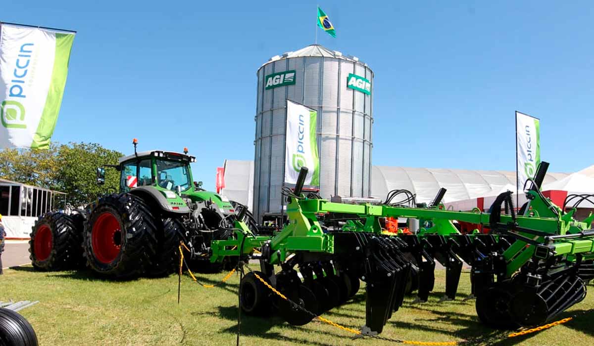 A feira proporciona acesso à tecnologia agrícola de ponta no oeste da Bahia, quando os produtores analisam soluções para aumento de produtividade A feira proporciona acesso à tecnologia agrícola de ponta no oeste da Bahia, quando os produtores analisam soluções para aumento de produtividade
