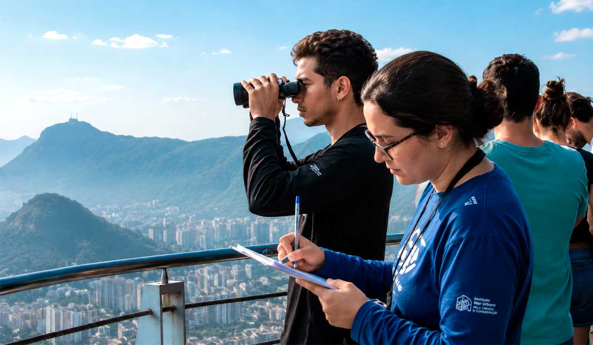 A quase 400 metros de altura, os olhares ficam atentos para as águas do Rio no observatório de baleias jubarte Parque Bondinho Pão de Açúcar, na Urca, Zona Sul do Rio A quase 400 metros de altura, os olhares ficam atentos para as águas do Rio no observatório de baleias jubarte Parque Bondinho Pão de Açúcar, na Urca, Zona Sul do Rio