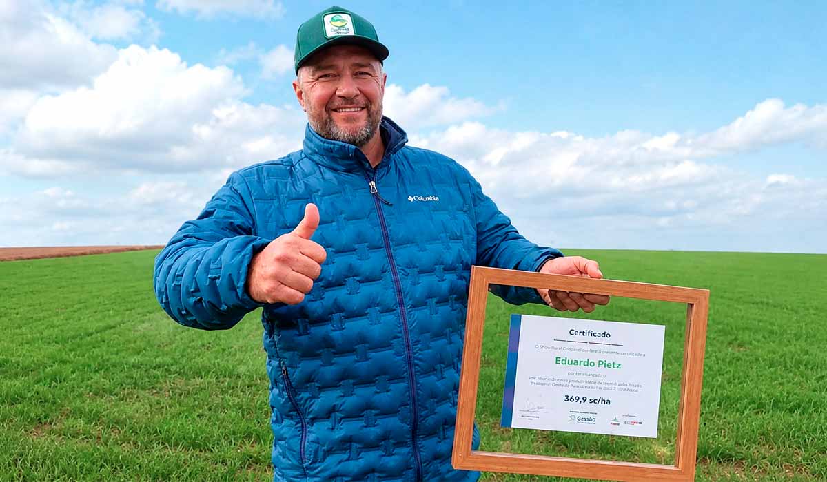 O produtor Eduardo Pletz, de Guarapuava, PR, alcançou a maior produtividade do Concurso Getap Verão 2026 ao colher 369,92 sacas de milho por hectare em área de sequeiro O produtor Eduardo Pletz, de Guarapuava, PR, alcançou a maior produtividade do Concurso Getap Verão 2026 ao colher 369,92 sacas de milho por hectare em área de sequeiro
