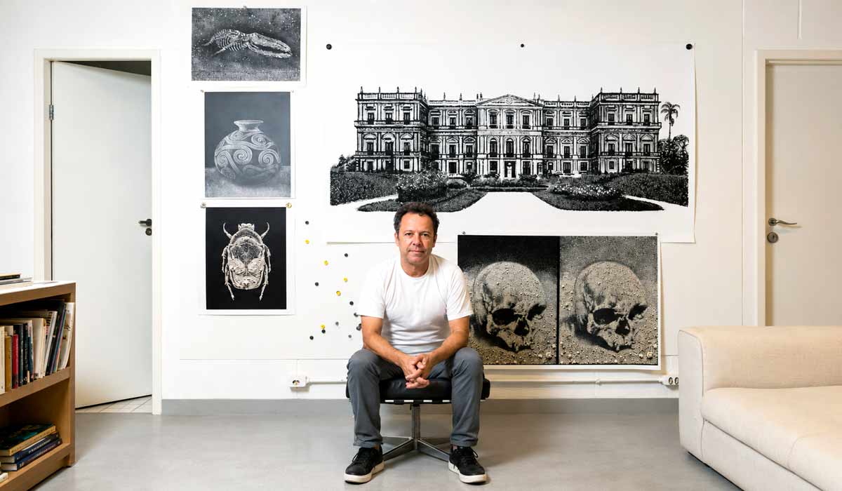 Vik Muniz em frente suas obras que transformam fragmentos em arte - Foto: Guito Moreto Vik Muniz em frente suas obras que transformam fragmentos em arte - Foto: Guito Moreto