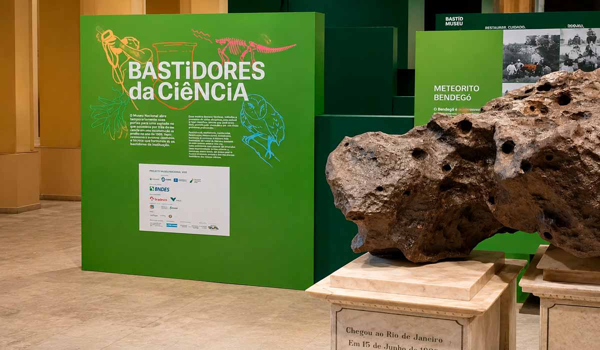 O meteorito Bendegó foi uma das poucas peças do acervo que resistiu às chamas. A pedra, que pesa 5,6 toneladas, foi achada em 1784 perto de um riacho no interior da Bahia e levou quase um ano para chegar ao Rio O meteorito Bendegó foi uma das poucas peças do acervo que resistiu às chamas. A pedra, que pesa 5,6 toneladas, foi achada em 1784 perto de um riacho no interior da Bahia e levou quase um ano para chegar ao Rio