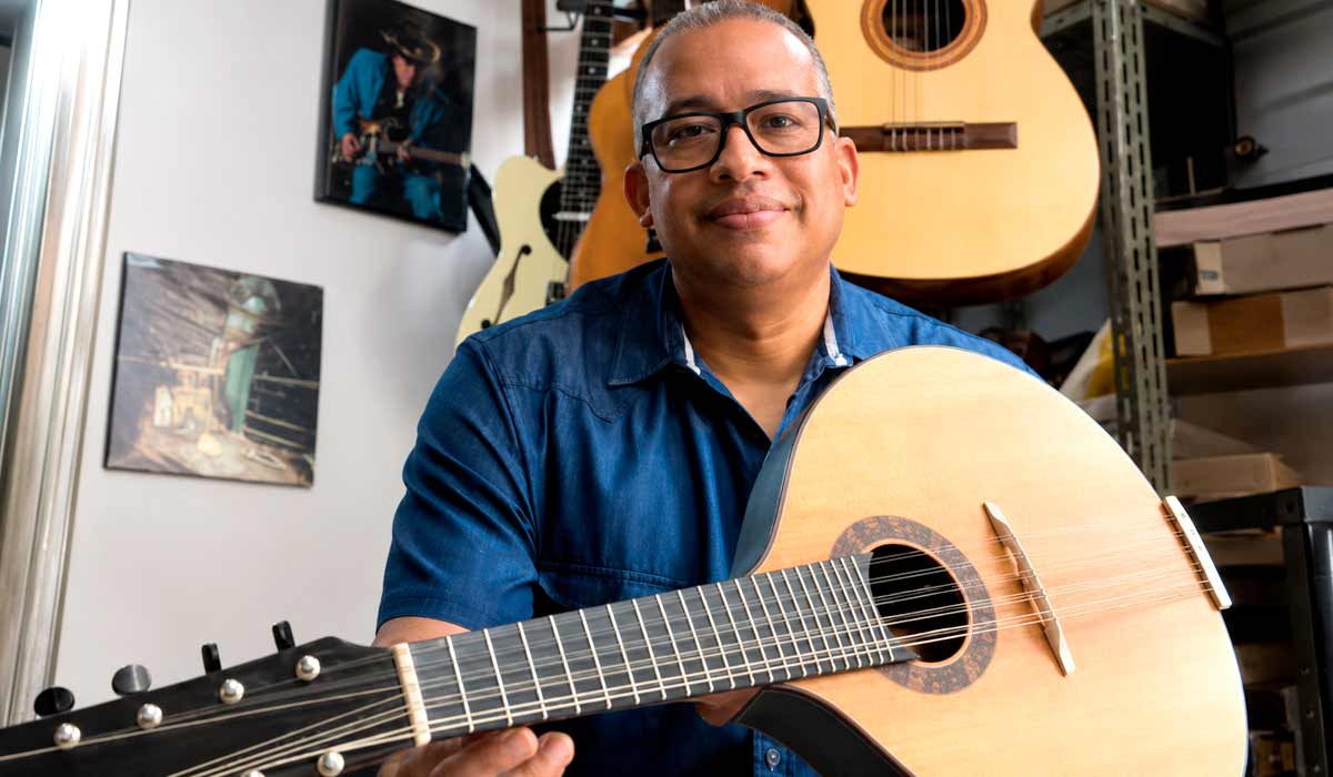 A esperança renasce das cinzas. O luthier, músico e bombeiro Davi Lopes construiu instrumentos musicais com a madeira que resistiu ao fogo no Museu Nacional que agora estão expostos na mostra