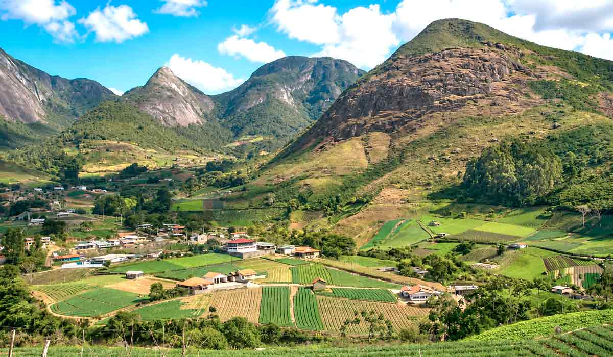 Agricultura familiar integra estratégia de turismo sustentável com plantações e serra em Nova Friburgo, uma conexão direta com a natureza, principalmente à parte preservada da Mata Atlântica Agricultura familiar integra estratégia de turismo sustentável com plantações e serra em Nova Friburgo, uma conexão direta com a natureza, principalmente à parte preservada da Mata Atlântica