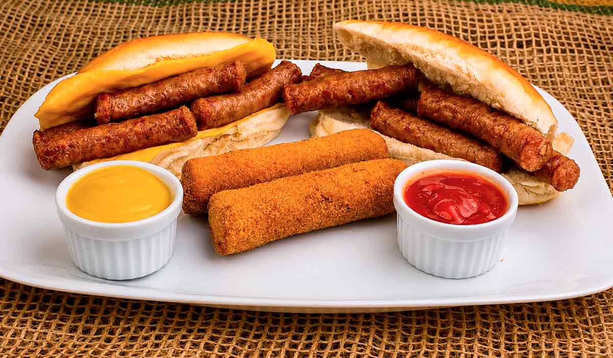 O tradicional sanduíche de linguiça e croquetes da região serrana O tradicional sanduíche de linguiça e croquetes da região serrana