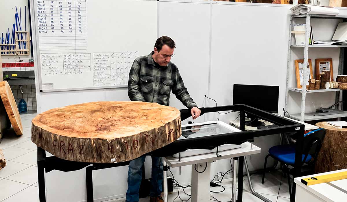 Professor Marcelo Callegari Scipioni analisa a amostra de um disco. Dendrocronologia revela impactos climáticos registrados ao longo dos anos - Foto: UFSC Curitibanos Professor Marcelo Callegari Scipioni analisa a amostra de um disco. Dendrocronologia revela impactos climáticos registrados ao longo dos anos - Foto: UFSC Curitibanos