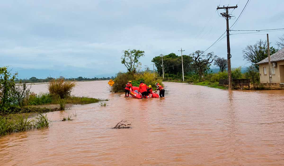 Temporais comprometem lavouras, estradas rurais e infraestrutura, acelerando erosão e ampliando perdas nas áreas agrícolas gaúchas em diversas regiões do Rio Grande do Sul Temporais comprometem lavouras, estradas rurais e infraestrutura, acelerando erosão e ampliando perdas nas áreas agrícolas gaúchas em diversas regiões do Rio Grande do Sul