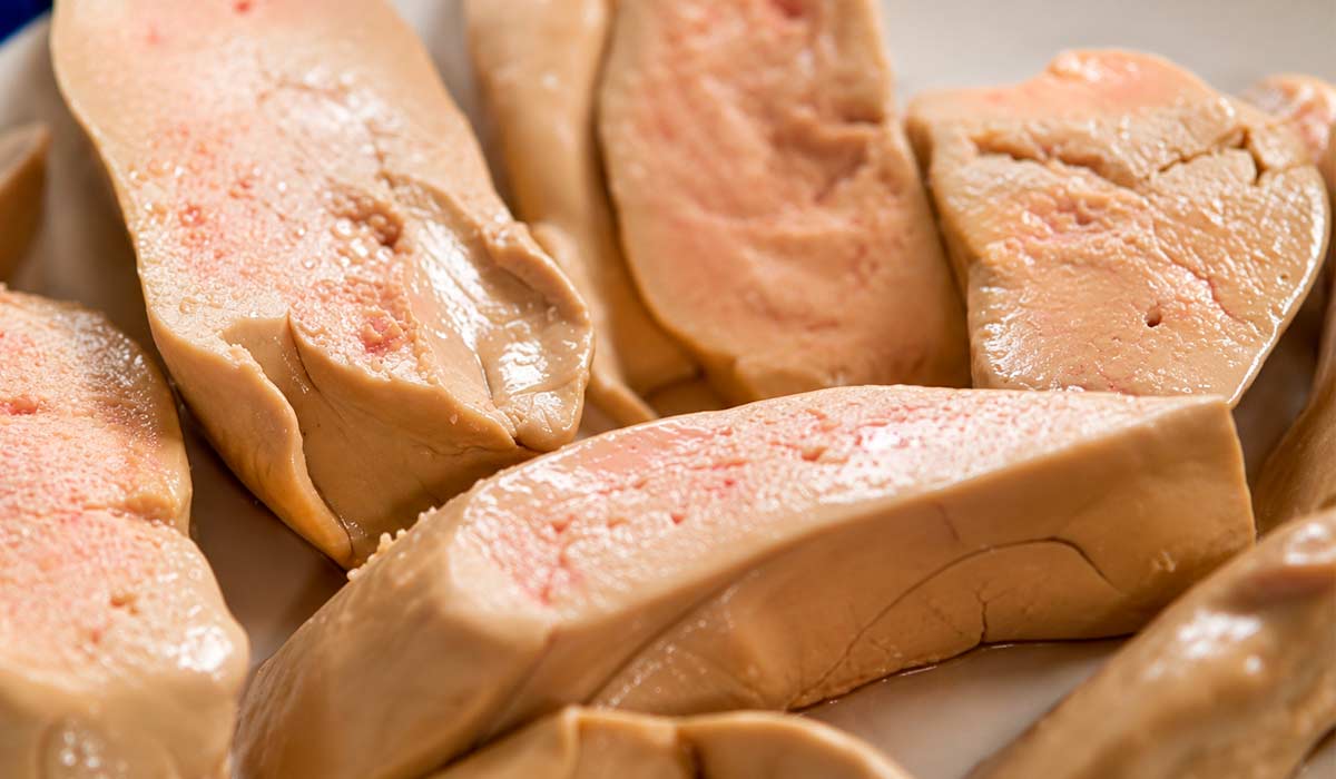 Produção nacional de foie gras possui escala reduzida no Brasil. Nova lei coloca o país entre as legislações mais rigorosas do mundo para alimentos produzidos por alimentação forçada Produção nacional de foie gras possui escala reduzida no Brasil. Nova lei coloca o país entre as legislações mais rigorosas do mundo para alimentos produzidos por alimentação forçada
