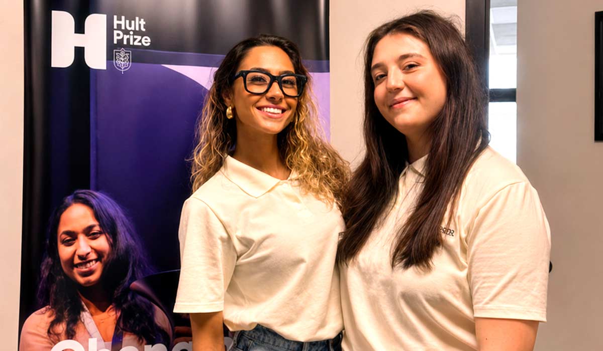 Mariah Fraulo Cavalcante e Taciane Beatriz Ferreira, estudantes do curso de Biotecnologia da Pontifícia Universidade Católica do Paraná (PUC-PR) que desenvolveram o BIODEFENSER® utilizando composto natural obtido por reaproveitamento de resíduos Mariah Fraulo Cavalcante e Taciane Beatriz Ferreira, estudantes do curso de Biotecnologia da Pontifícia Universidade Católica do Paraná (PUC-PR) que desenvolveram o BIODEFENSER® utilizando composto natural obtido por reaproveitamento de resíduos