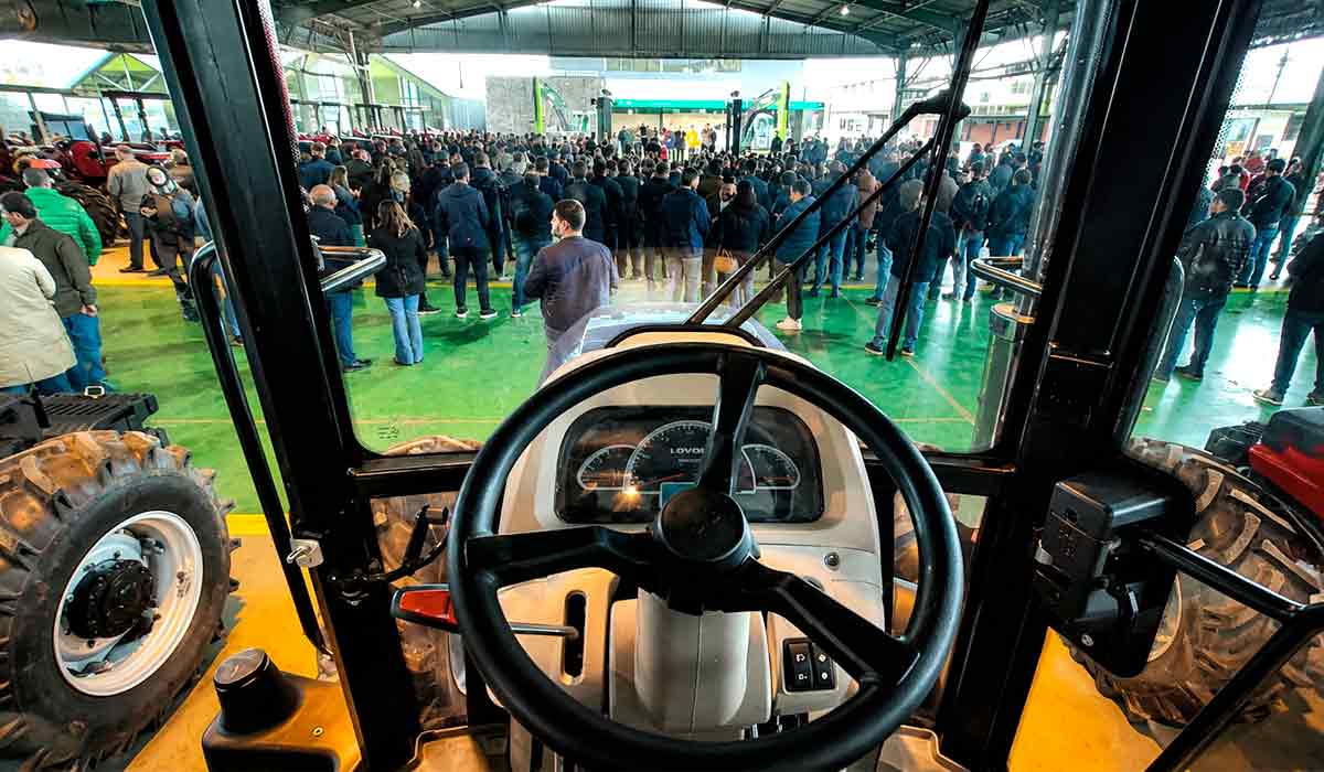 Seapi reforça estrutura das prefeituras com nova entrega de máquinas agrícolas, ampliando a capacidade operacional das secretarias municipais de Agricultura e o atendimento ao produtor rural Seapi reforça estrutura das prefeituras com nova entrega de máquinas agrícolas, ampliando a capacidade operacional das secretarias municipais de Agricultura e o atendimento ao produtor rural