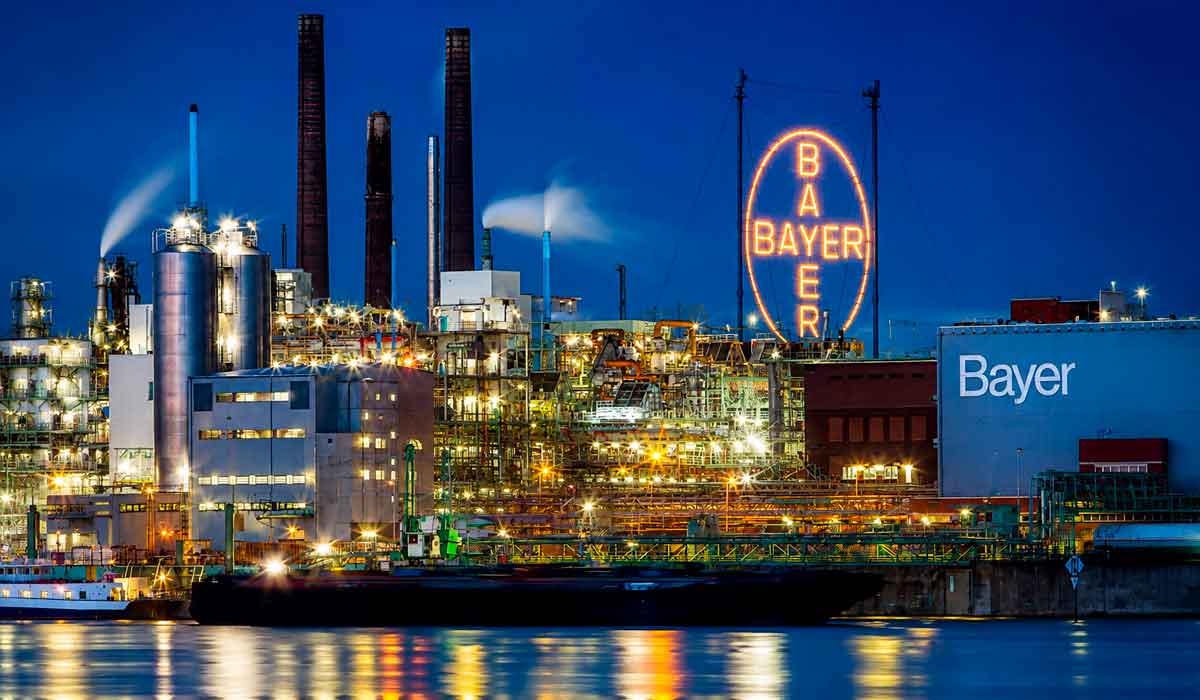 A Bayer produz pesticidas e defensivos agrícolas em larga escala por meio de sua divisão Bayer Crop Science. A empresa é líder global no mercado de agrotóxicos, fabricando herbicidas, inseticidas e fungicidas A Bayer produz pesticidas e defensivos agrícolas em larga escala por meio de sua divisão Bayer Crop Science. A empresa é líder global no mercado de agrotóxicos, fabricando herbicidas, inseticidas e fungicidas