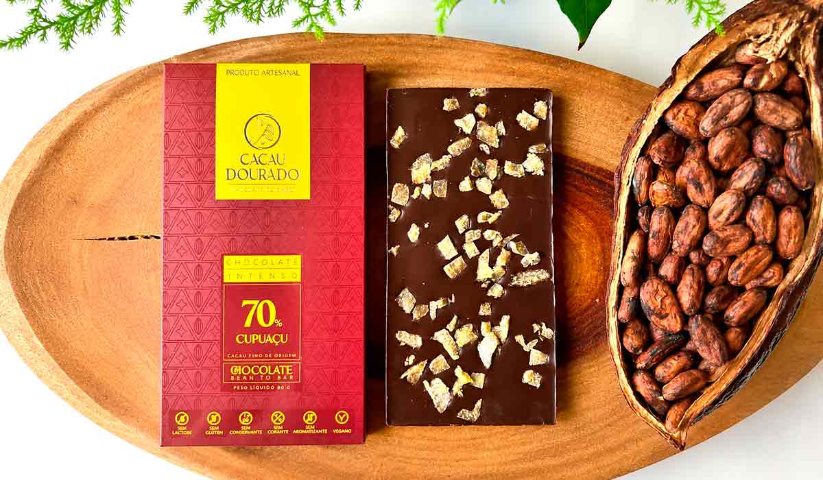 Chocolate brasileiro combina cacau, biodiversidade e inovação para conquistar mercados internacionais. O chocolate 70% Cacau com Cupuaçu da Cacau Dourado, de Minas Gerais ganhou ouro no concurso Chocolate brasileiro combina cacau, biodiversidade e inovação para conquistar mercados internacionais. O chocolate 70% Cacau com Cupuaçu da Cacau Dourado, de Minas Gerais ganhou ouro no concurso