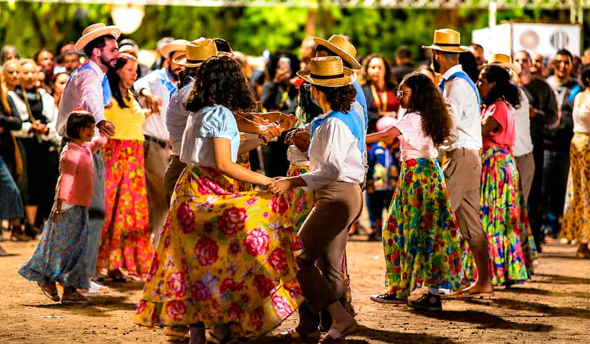 A ciranda, conhecida dança de roda em diversos cantos do país, tem sua representação na cidade de Paraty A ciranda, conhecida dança de roda em diversos cantos do país, tem sua representação na cidade de Paraty