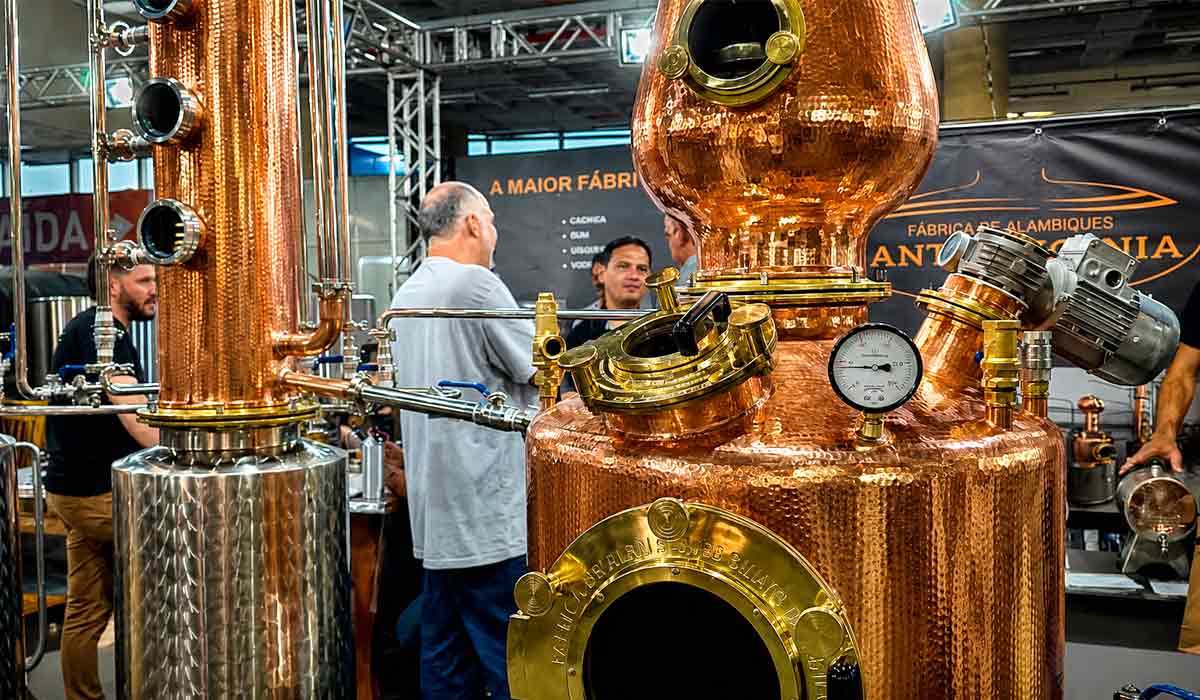 Equipamentos e insumos movimentam a agroindústria da cachaça, destacando inovação e sustentabilidade na cadeia produtiva Equipamentos e insumos movimentam a agroindústria da cachaça, destacando inovação e sustentabilidade na cadeia produtiva