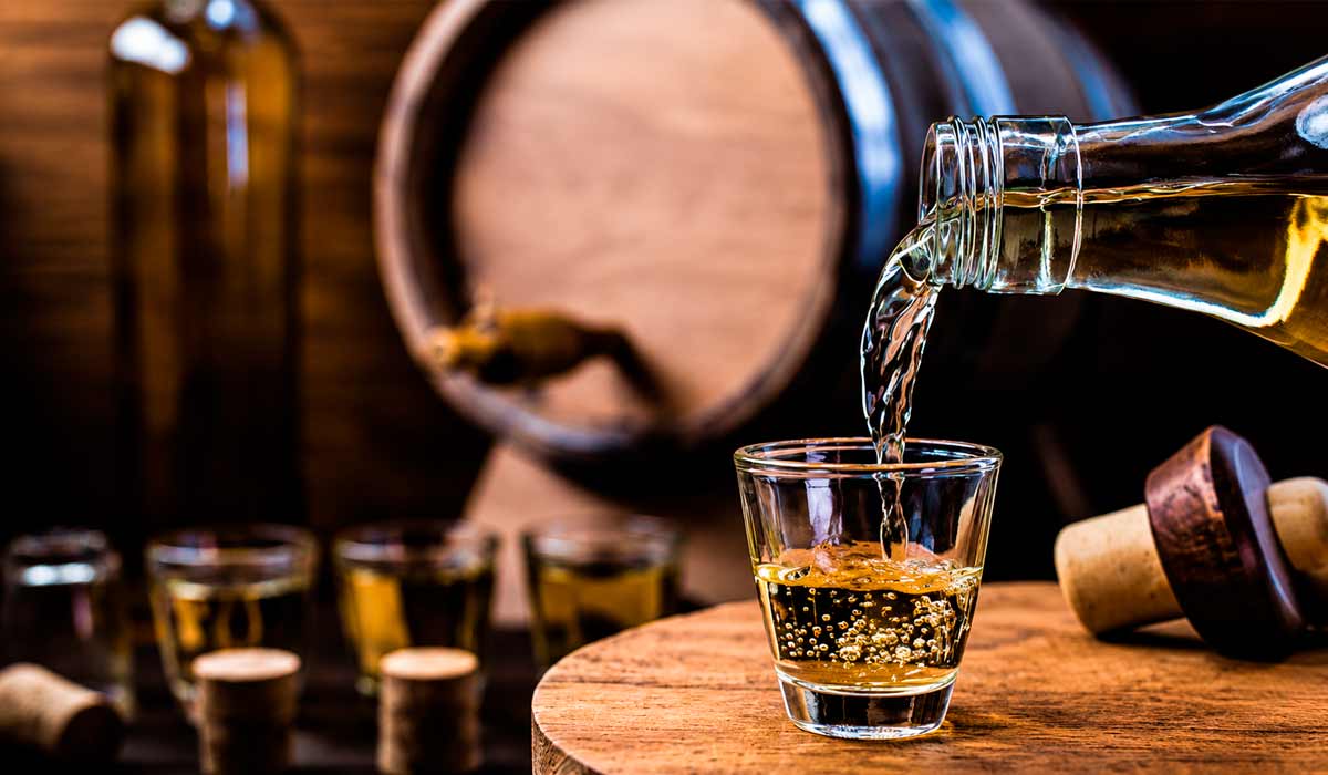 Minas Gerais lidera a produção nacional de cachaça registrada e o turismo rural amplia oportunidades para produtores de alambique Minas Gerais lidera a produção nacional de cachaça registrada e o turismo rural amplia oportunidades para produtores de alambique