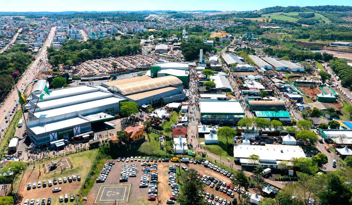 Vista aérea do Parque de Exposições Dr. Valmor Ernesto Lunardi, Efapi, em Chapecó, SC Vista aérea do Parque de Exposições Dr. Valmor Ernesto Lunardi, Efapi, em Chapecó, SC