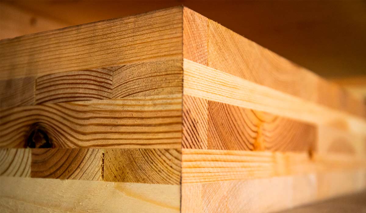 Madeira engenheirada (mass timber) amplia possibilidades para a construção industrializada. As peças podem se tornar pilares, vigas ou painéis estruturais, dependendo da sua aplicação, resultando em diferentes tipos Madeira engenheirada (mass timber) amplia possibilidades para a construção industrializada. As peças podem se tornar pilares, vigas ou painéis estruturais, dependendo da sua aplicação, resultando em diferentes tipos