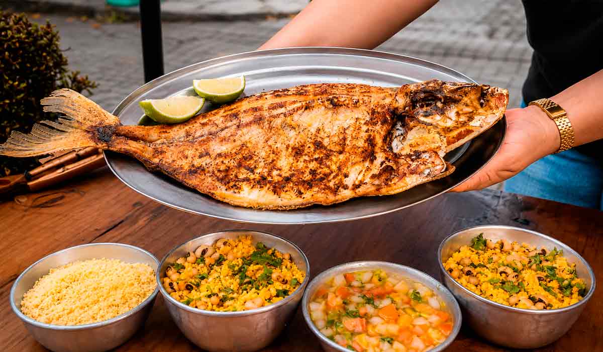 O tambaqui é o peixe mais apreciado na região, assado em brasa, sem espinhas, acompanhado de baião de dois ou arroz branco, farofa e vinagrete O tambaqui é o peixe mais apreciado na região, assado em brasa, sem espinhas, acompanhado de baião de dois ou arroz branco, farofa e vinagrete
