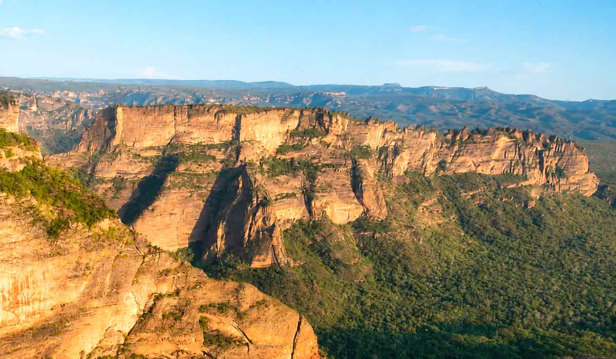 Cidade de Pedra, Parque Nacional de Chapada dos Guimarães. O nome do atrativo se deve às formações rochosas encontradas no local. Tais formações foram esculpidas durante anos devido a ação da chuva e vento Cidade de Pedra, Parque Nacional de Chapada dos Guimarães. O nome do atrativo se deve às formações rochosas encontradas no local. Tais formações foram esculpidas durante anos devido a ação da chuva e vento
