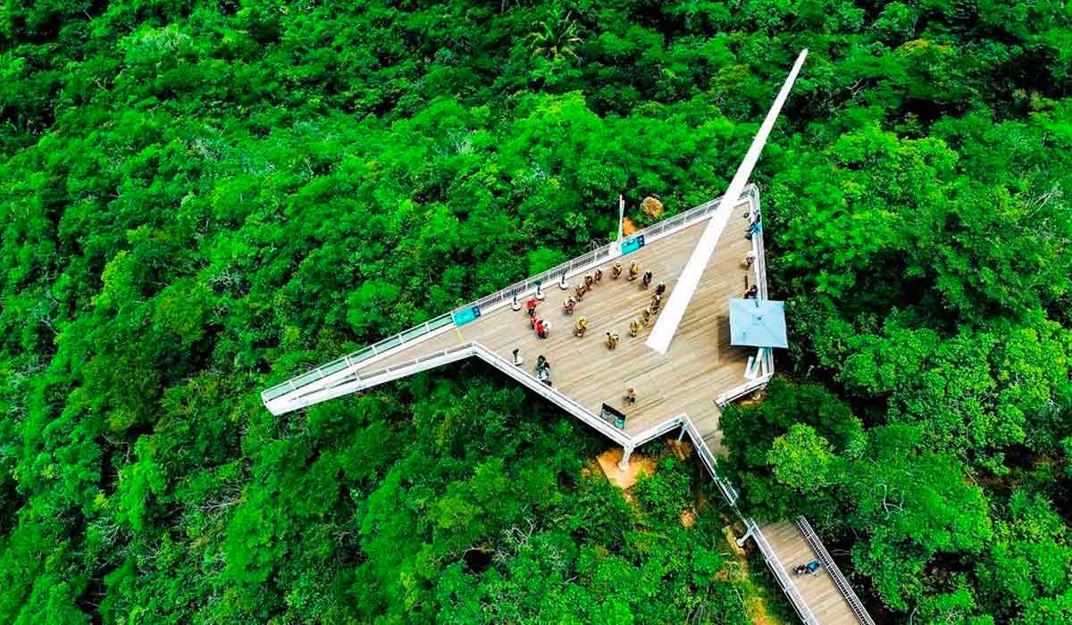 Situado na Chapada do Araripe, o Complexo Ambiental Mirante do Caldas é um equipamento que integra educação ambiental, cultura, turismo sustentável e economia criativa na região que abriga o Geoparque Araripe Mundial da UNESCO Situado na Chapada do Araripe, o Complexo Ambiental Mirante do Caldas é um equipamento que integra educação ambiental, cultura, turismo sustentável e economia criativa na região que abriga o Geoparque Araripe Mundial da UNESCO
