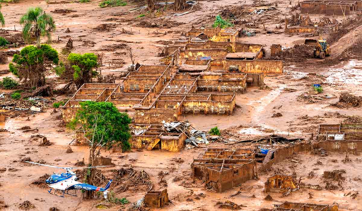 Área afetada pelo rompimento de barragem de Fundão no distrito de Bento Rodrigues, zona rural de Mariana, em Minas Gerais – Foto: Antonio Cruz/Agência Brasil Área afetada pelo rompimento de barragem de Fundão no distrito de Bento Rodrigues, zona rural de Mariana, em Minas Gerais – Foto: Antonio Cruz/Agência Brasil
