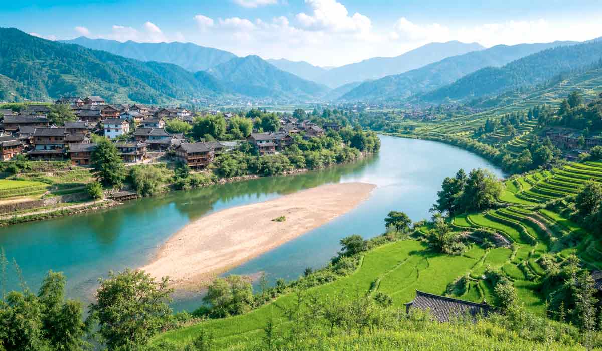 Vista panorâmica do vilarejo de Leitun, na província de Guizhou, com terraços de arroz, o rio Liangjiang e o banco de areia que se tornou atrativo turístico