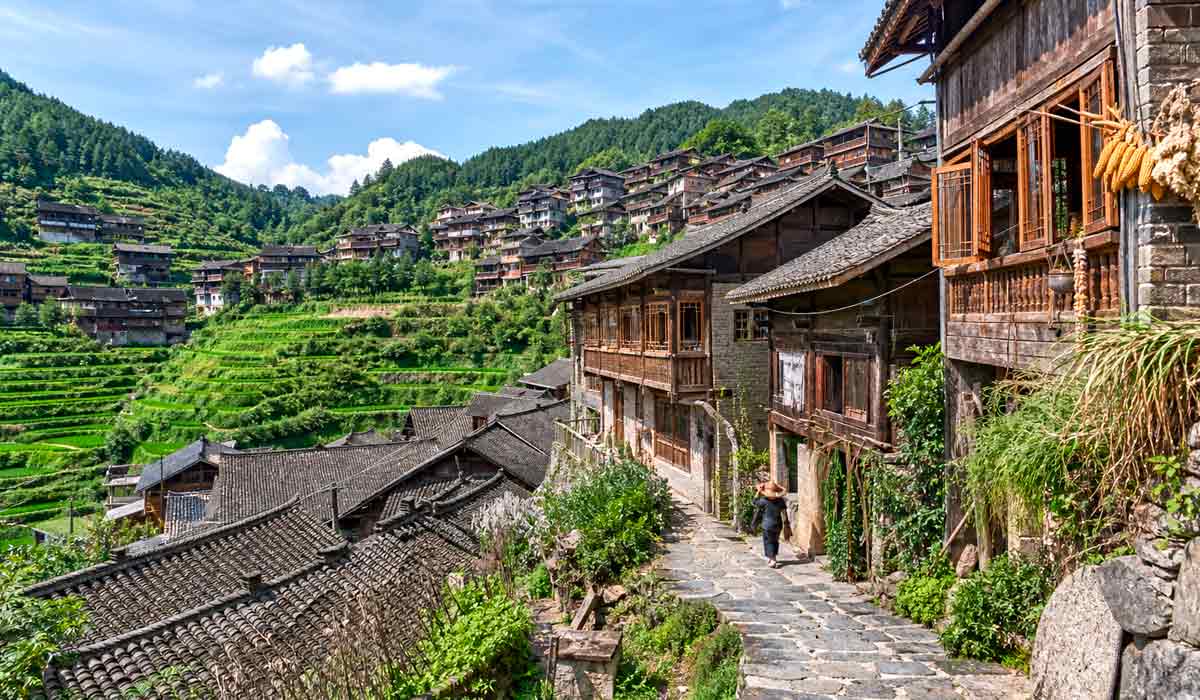 casas tradicionais de madeira e pedra entre montanhas verdes