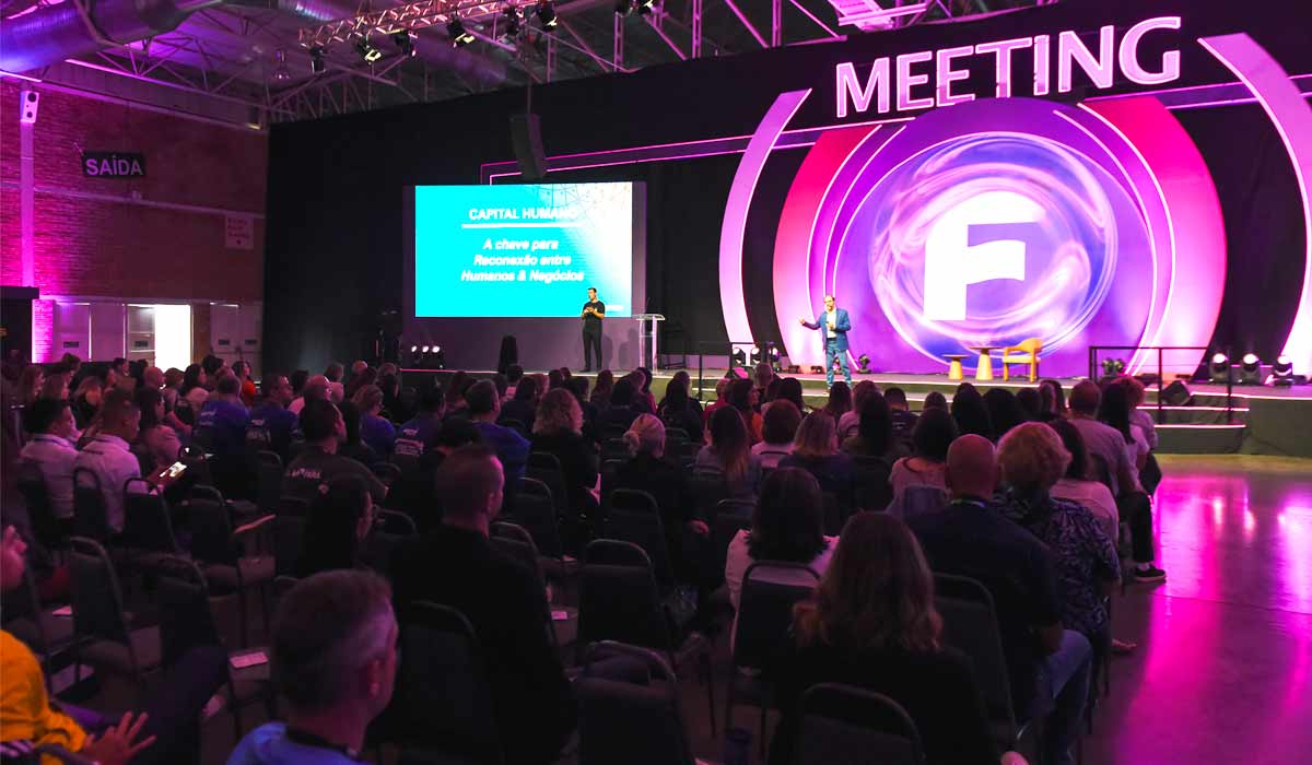 Público acompanha palestra no Meeting Festuris, evento que discute tendências, inovação e os novos caminhos do turismo brasileiro Público acompanha palestra no Meeting Festuris, evento que discute tendências, inovação e os novos caminhos do turismo brasileiro
