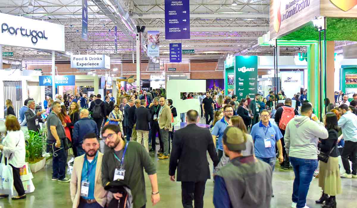 Visitantes percorrem estandes internacionais na feira de negócios do Festuris Visitantes percorrem estandes internacionais na feira de negócios do Festuris