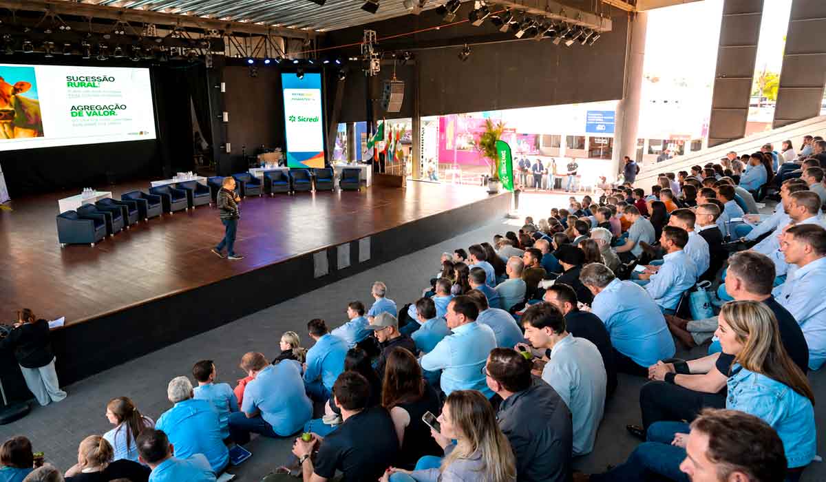 Produtores, indústrias e cooperativas participam de debates sobre o futuro da atividade leiteira Produtores, indústrias e cooperativas participam de debates sobre o futuro da atividade leiteira