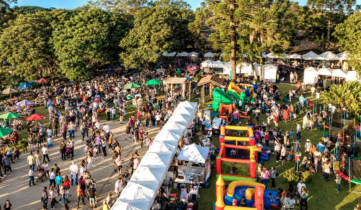 Feira criativa, música ao vivo e gastronomia dividem espaço e crianças encontram espaço próprio com atividades lúdicas e educação ambiental no fim de semana que celebra a Semana do Pescado Feira criativa, música ao vivo e gastronomia dividem espaço e crianças encontram espaço próprio com atividades lúdicas e educação ambiental no fim de semana que celebra a Semana do Pescado