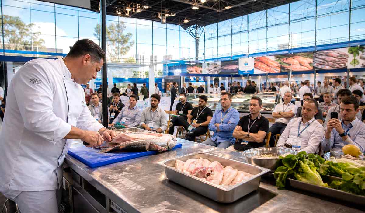 Chef demonstra técnicas de preparo de pescado em palco de gastronomia durante feira do setor em São Paulo Chef demonstra técnicas de preparo de pescado em palco de gastronomia durante feira do setor em São Paulo